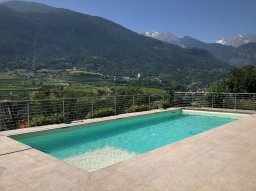 piscina su misura con pvc colore sabbia e trattamento acqua con elettrolisi